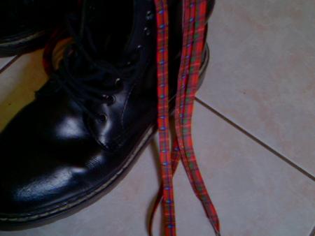 Autre photo chaussure vus de près+lacets tartan